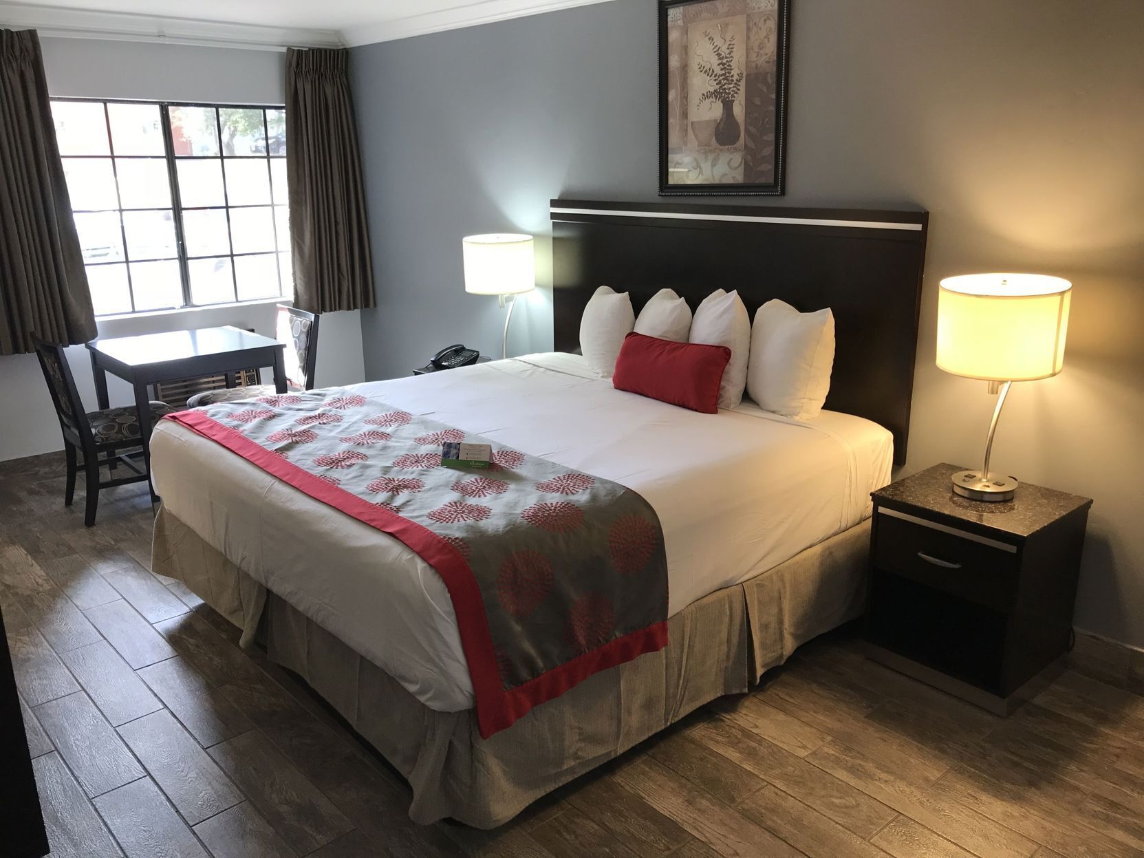 Edredón, camas Select Comfort y escritorio 