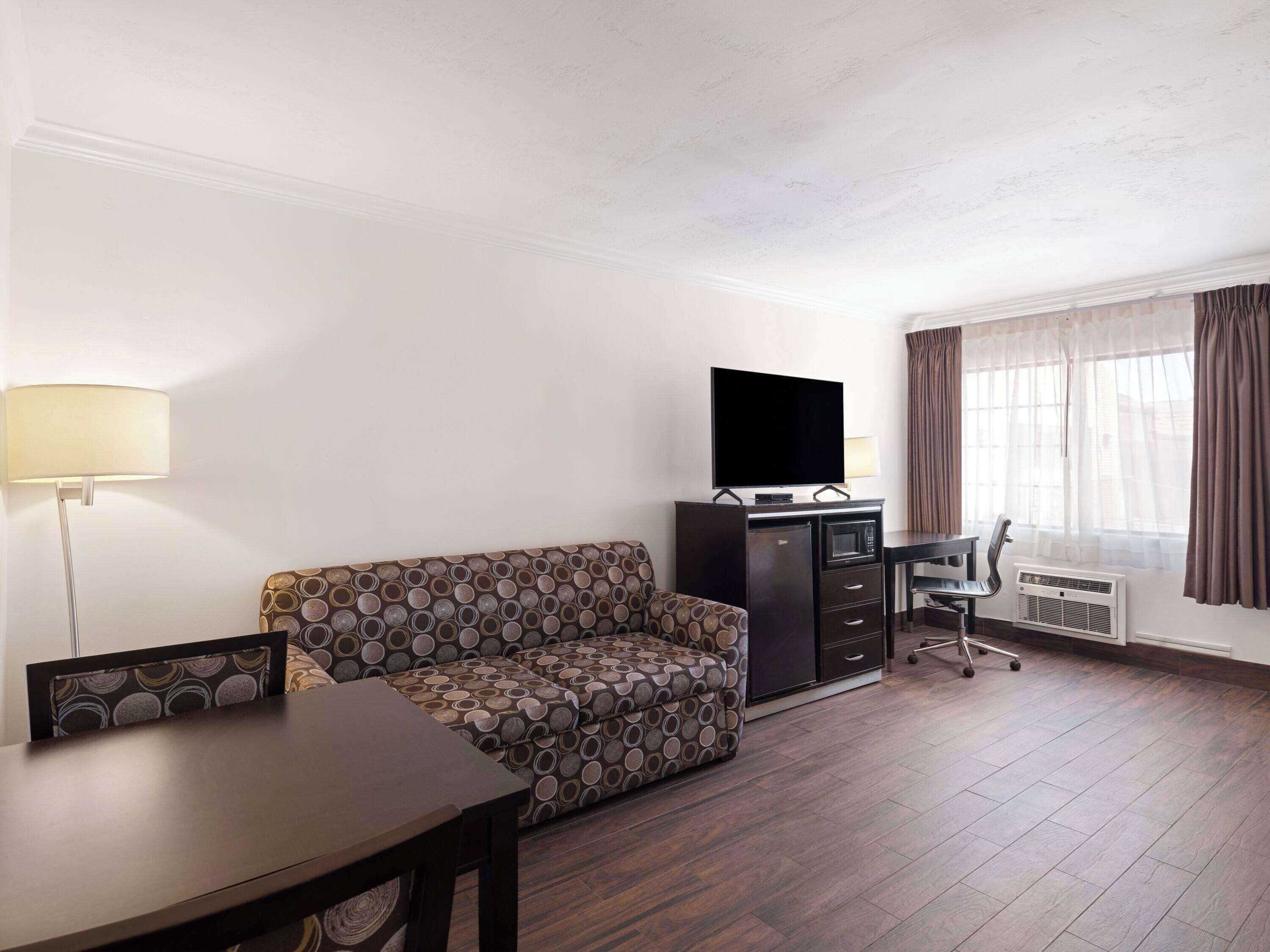 Business Room, 1 King Bed, Non Smoking | Down comforters, Select Comfort beds, desk, laptop workspace