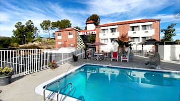 Una piscina al aire libre (de 10:00 a 20:00), sombrillas, tumbonas
