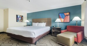 Skrivebord, blendingsgardiner og strykejern/-brett