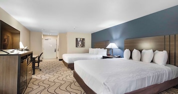 Escritorio, cortinas blackout y tabla de planchar con plancha