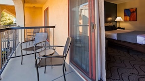 Chambre Standard, 1 très grand lit, non-fumeurs, vue piscine | Vue de la chambre