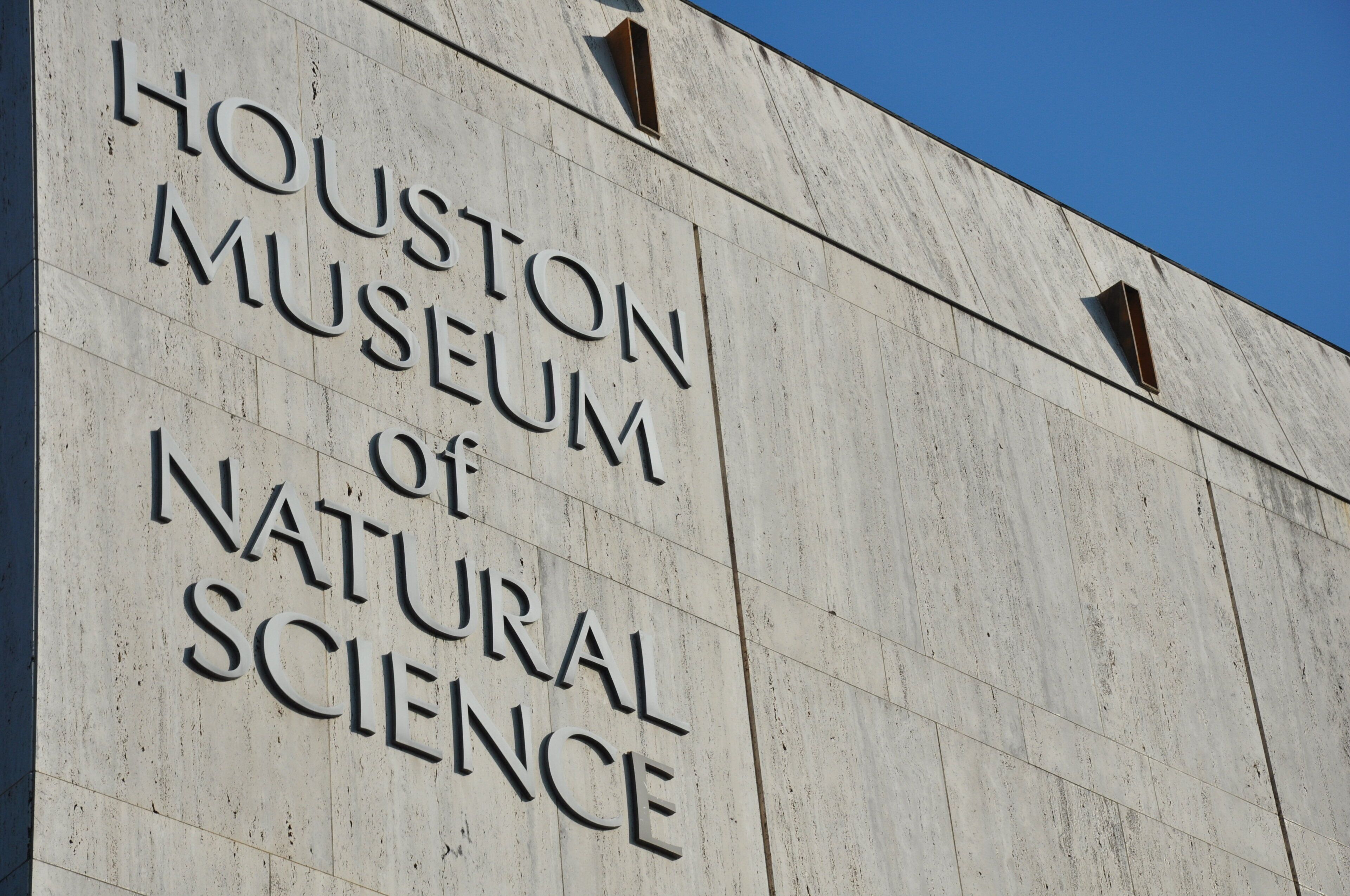 En byggnadsfasad med texten ”Houston Museum of Natural Science”, vilket anger platsen.