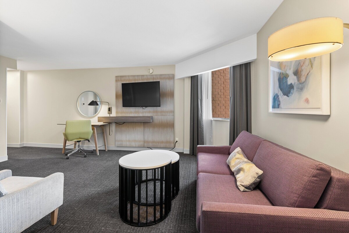 Suite – junior, 1 kingsize-seng | Sengetøy av topp kvalitet, Tempur-Pedic-senger og skrivebord