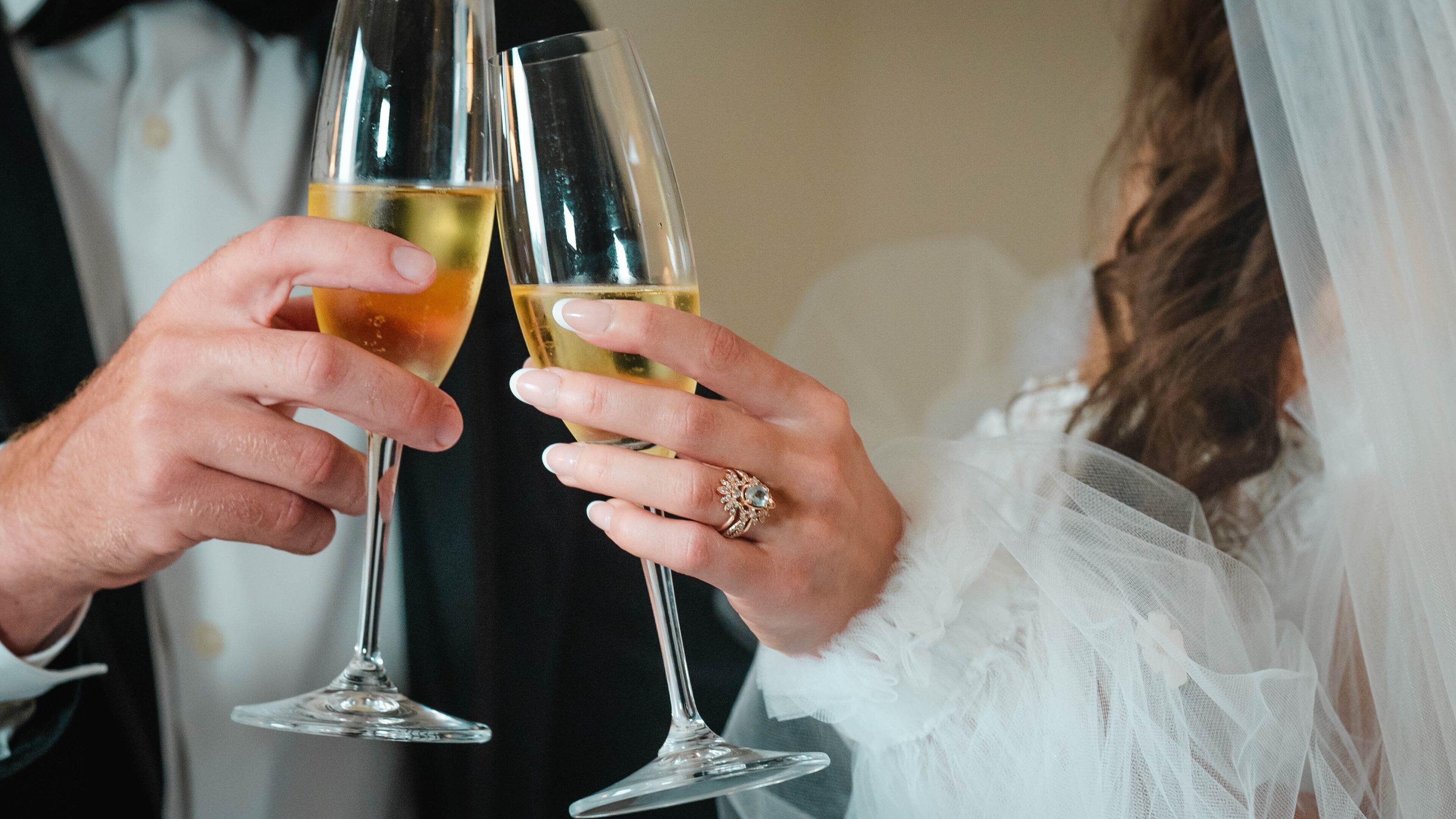 Een stel dat met champagneglazen proost.