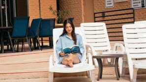 Una piscina al aire libre (de 09:00 a 22:00), tumbonas