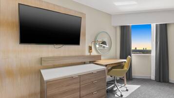 Luxe beddengoed, Tempur Pedic-bedden, een bureau, een laptopwerkplek