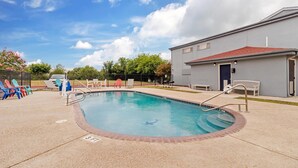 Outdoor pool - Quality Inn & Suites Near Six Flags and Medical Center (San Antonio)