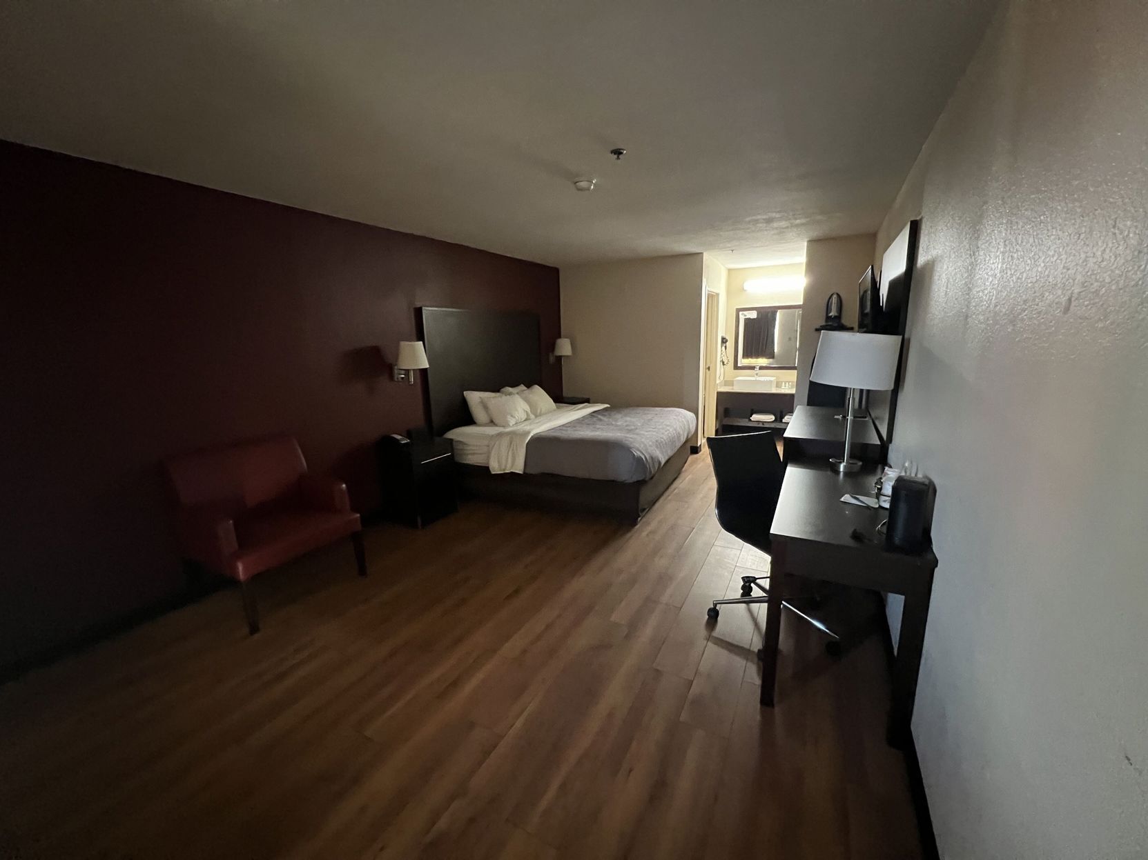 Een bureau, een strijkplank/strijkijzer, gratis wifi, beddengoed