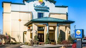 A Comfort Inn & Suites building with a clear entrance, a sign indicating the number 2815, and an American flag. - Comfort Inn & Suites Springfield I-44 (Springfield)