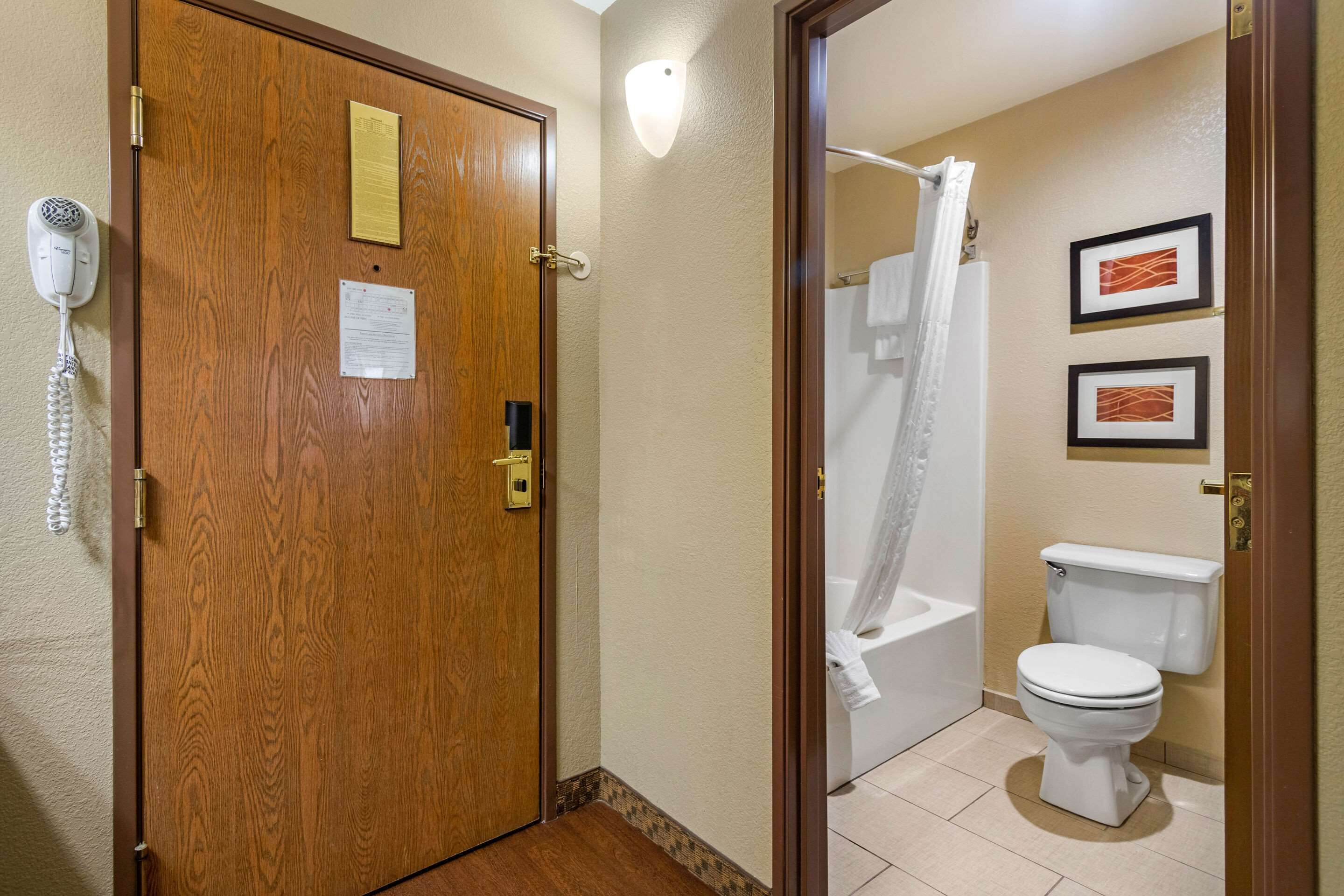 standard room, 1 king bed, non smoking | in-room safe, blackout curtains, iron/ironing board