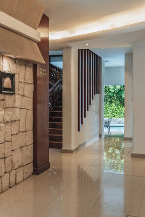 Här finns 2 restauranger som serverar frukost.