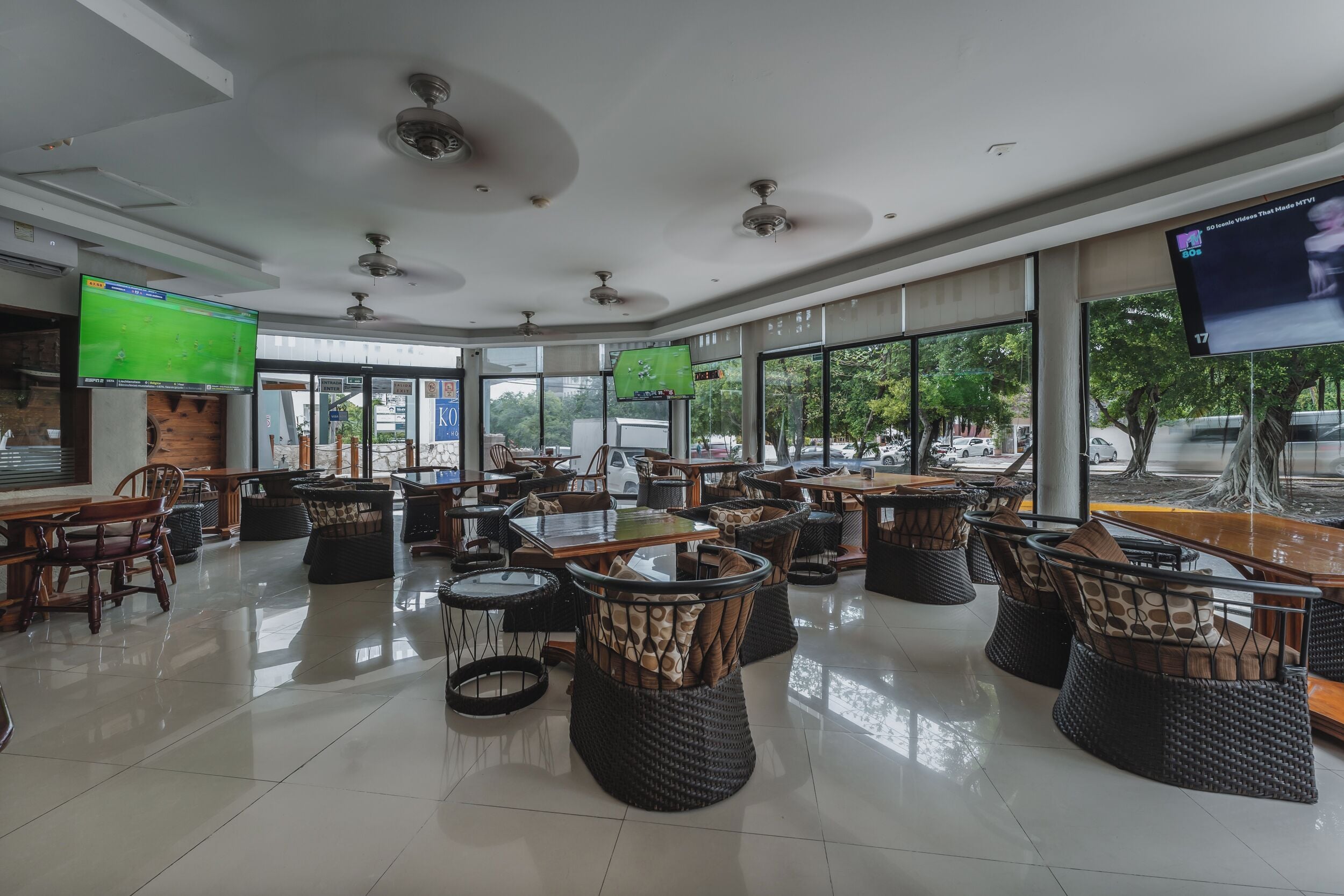 2 restaurants, breakfast, lunch, dinner served; international cuisine 