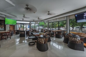 Här finns 2 restauranger som serverar frukost.