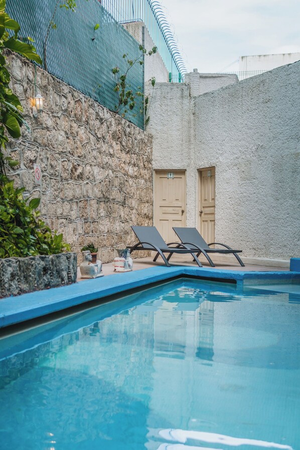 Una piscina al aire libre