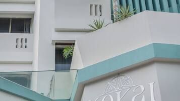 Vista frontal de la propiedad