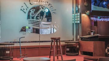2 restaurantes, se sirven desayunos, comidas y cocina internacional