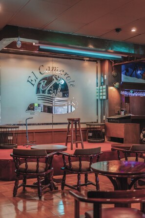 2 restaurants, breakfast, lunch, dinner served; international cuisine