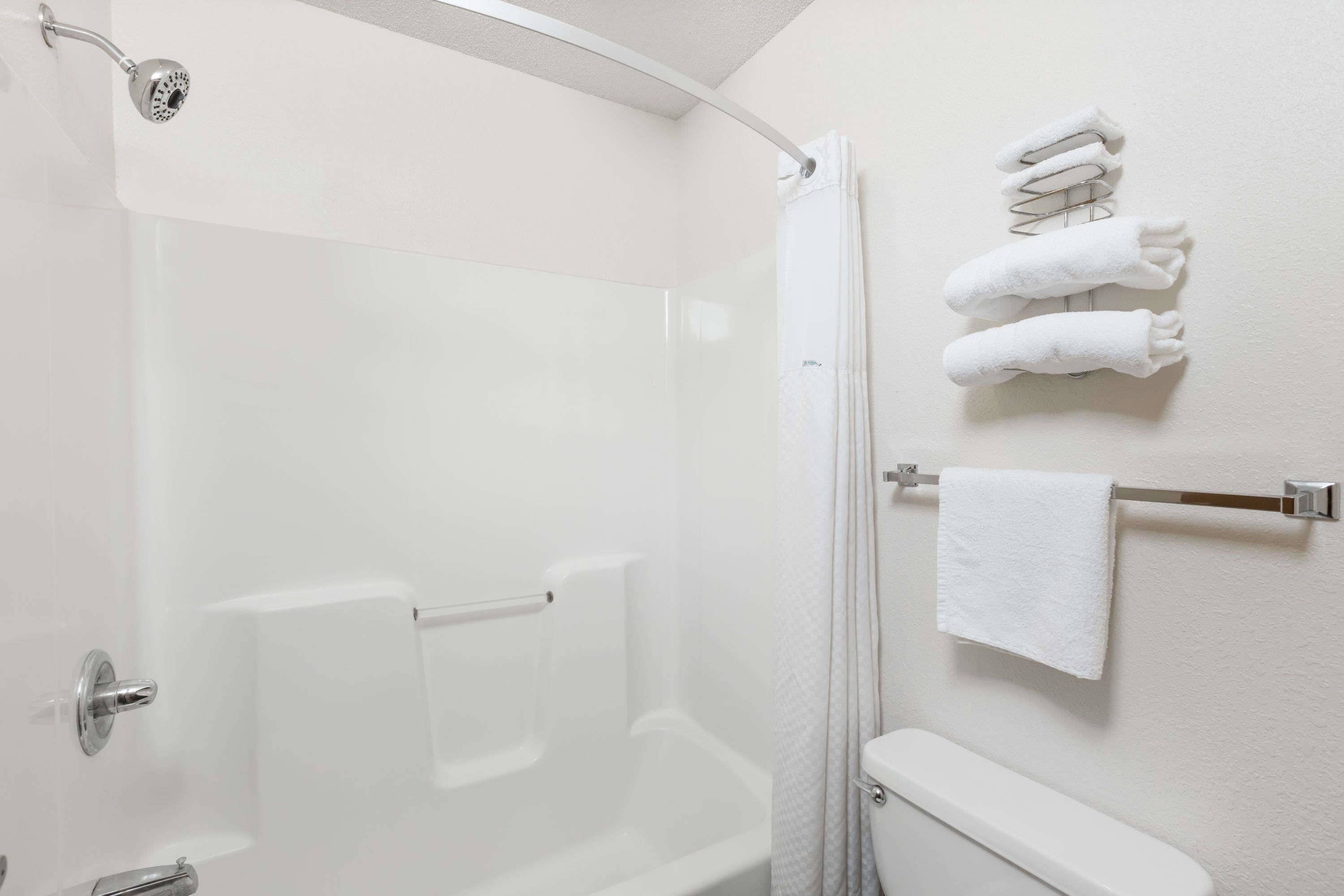 وحدات دش مع أحواض استحمام، مستلزمات مجانية للعناية الشخصية، مجففات شعر