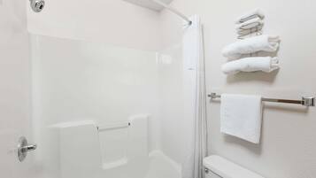 Combined shower/tub, free toiletries, hair dryer, towels
