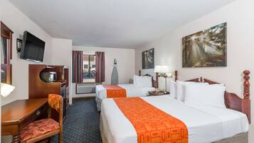 Luxe beddengoed, een bureau, een laptopwerkplek