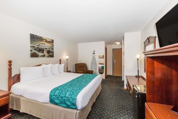 Premium bedding, desk, laptop workspace, blackout curtains - Howard Johnson by Wyndham Wichita Airport (Wichita)