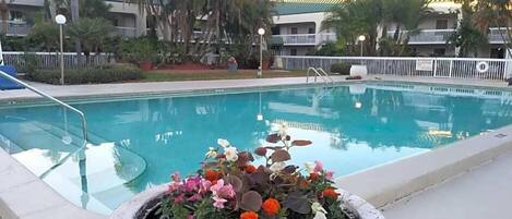 Alberca | 2 albercas al aire libre, sombrillas en la alberca y camastros