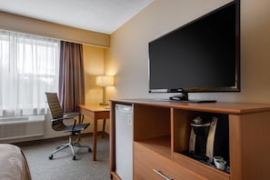 Standard Room, 1 Queen Bed, Non Smoking | In-room safe, desk, iron/ironing board, rollaway beds - Quality Inn & Conference Centre Downtown (Sudbury)