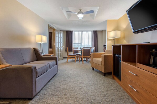 In-room safe, desk, iron/ironing board, rollaway beds - Quality Inn & Conference Centre Downtown (Sudbury)