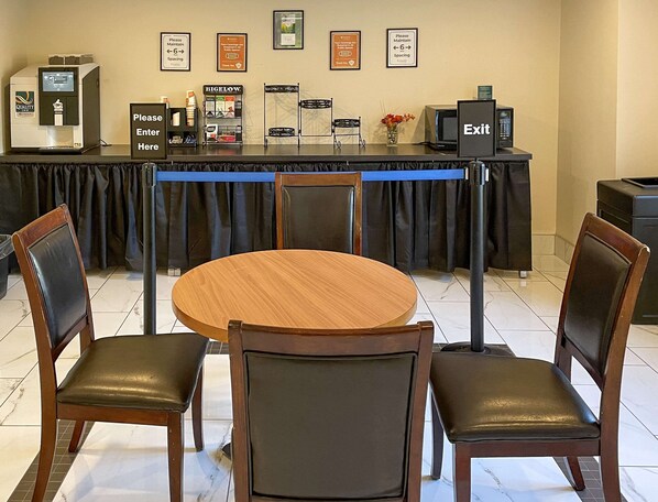 Café da manhã com buffet grátis todos os dias