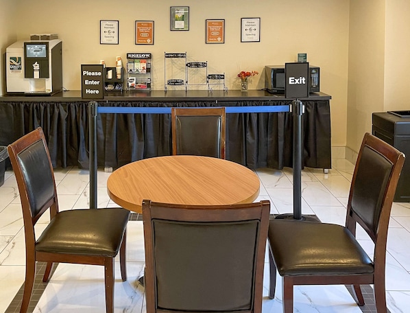 Café da manhã com buffet grátis todos os dias