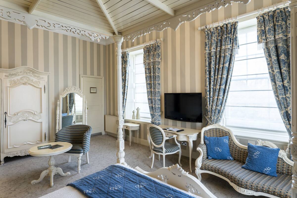 superior feature room | individually decorated, desk, iron/ironing board, cots/infant beds