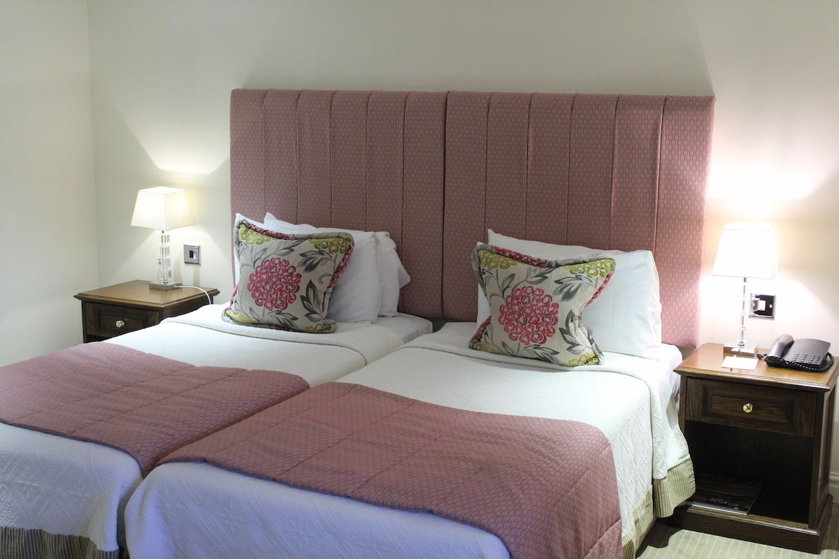 Standard Twin Room | Dihias secara berasingan, meja, seterika/papan seterika