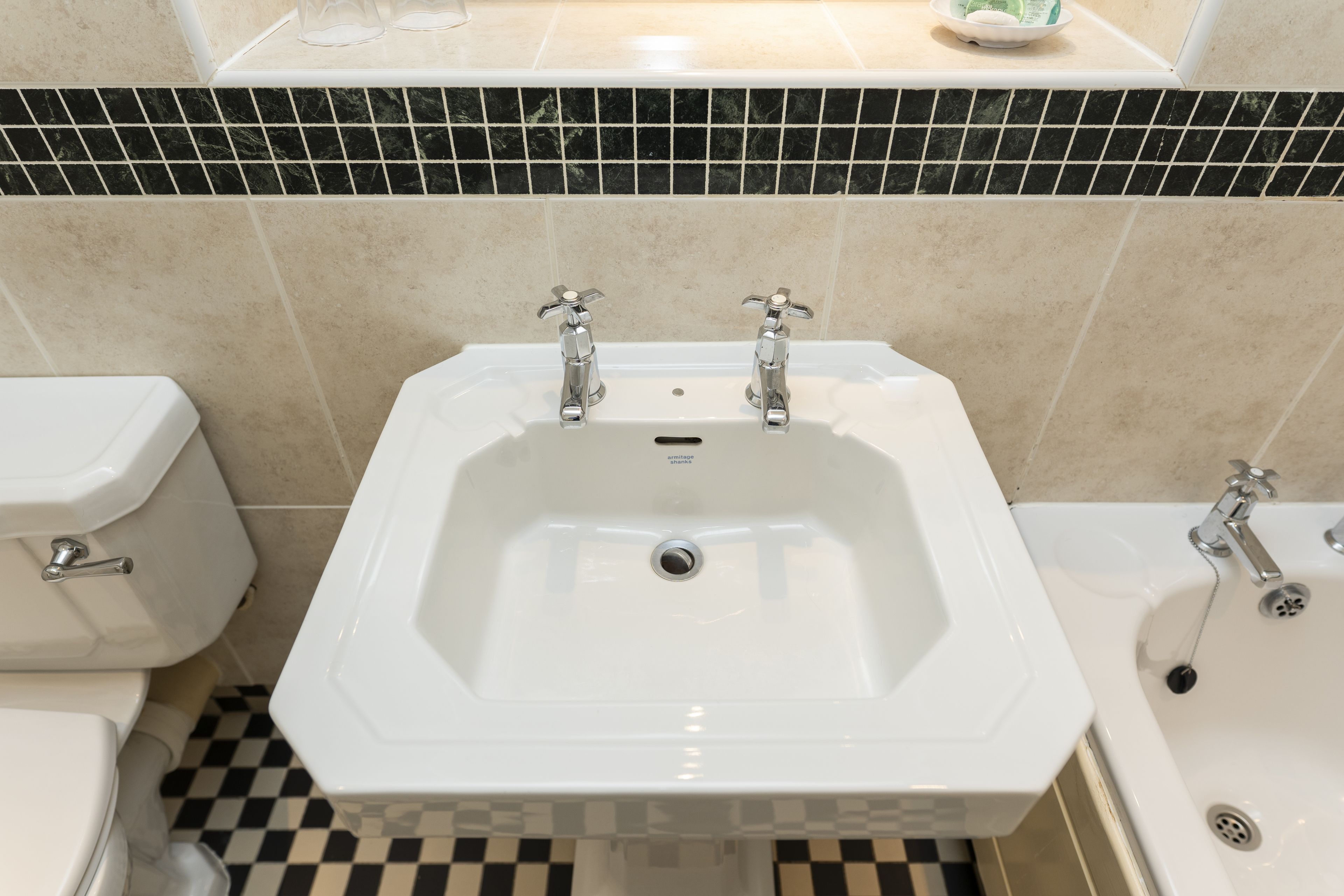 combined shower/bathtub, free toiletries, hair dryer, towels