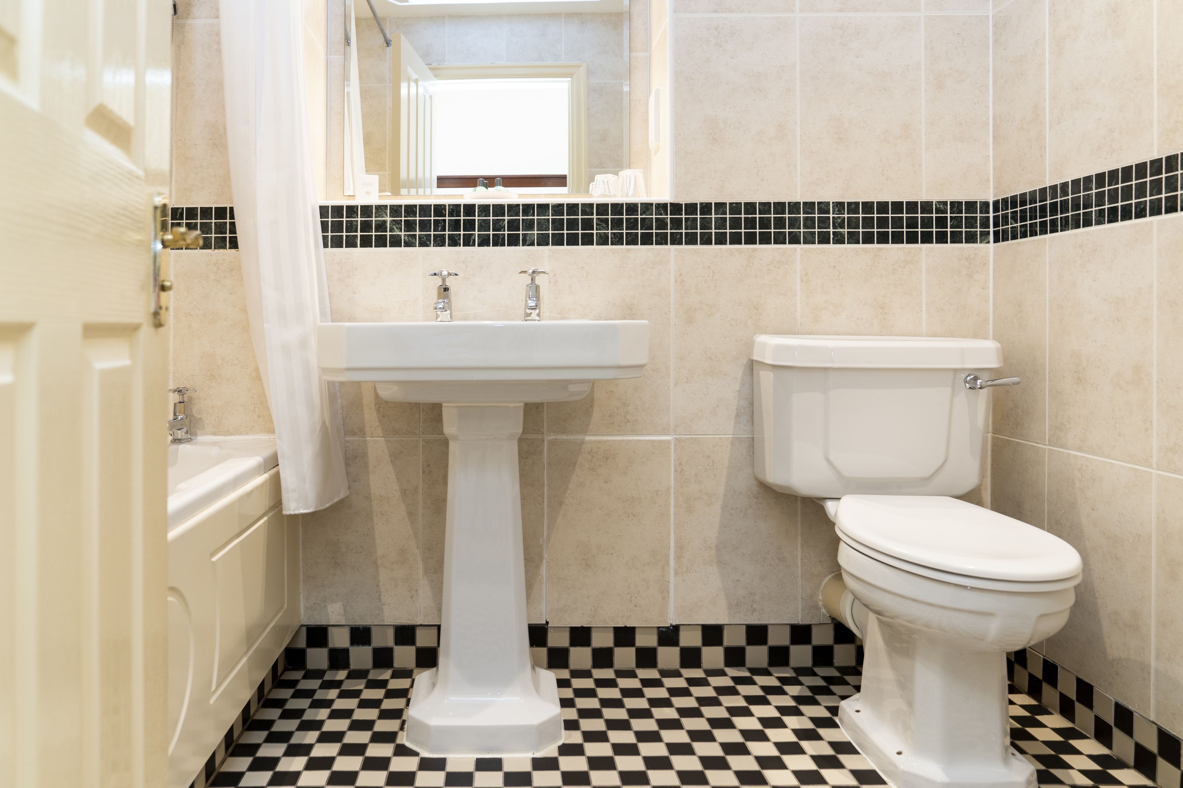 standard twin room | bathroom | combined shower/bathtub, free toiletries, hair dryer, towels