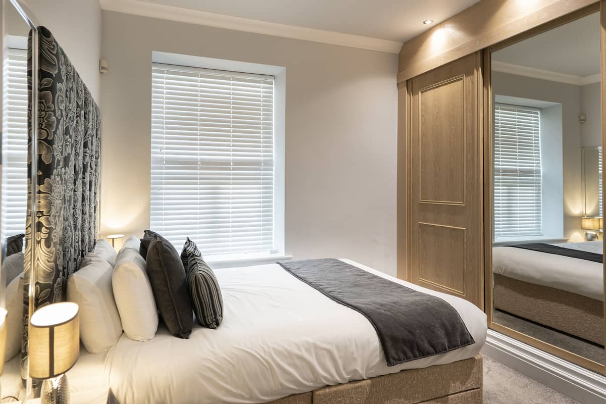 suite | individually decorated, desk, iron/ironing board, cots/infant beds