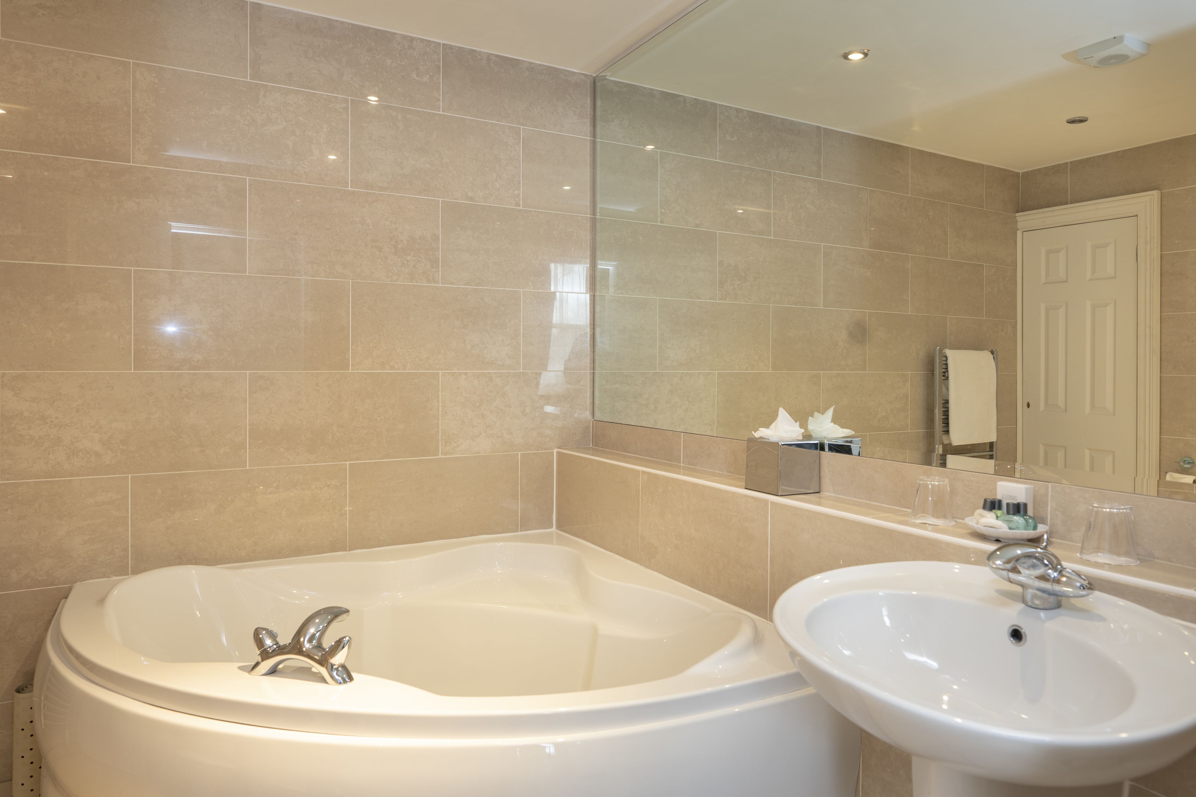 feature room | bathroom | combined shower/bathtub, free toiletries, hair dryer, towels
