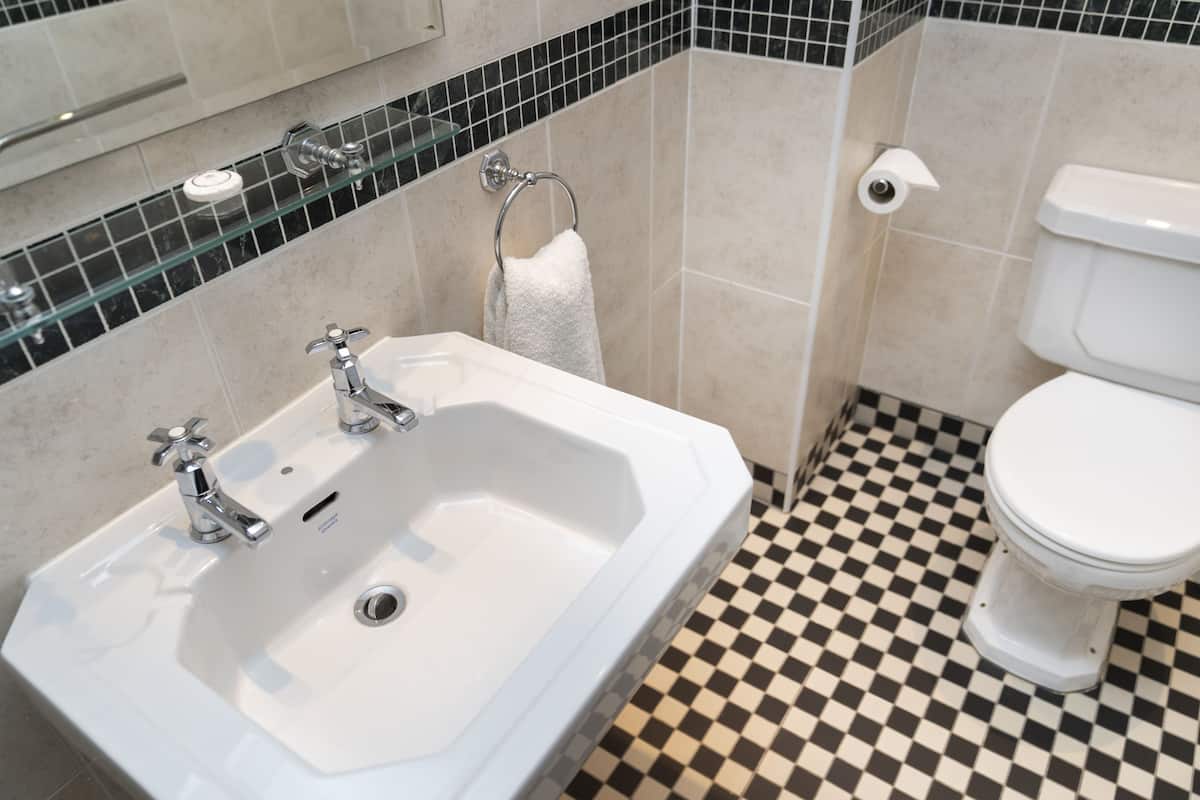 superior feature room | bathroom | combined shower/bathtub, free toiletries, hair dryer, towels