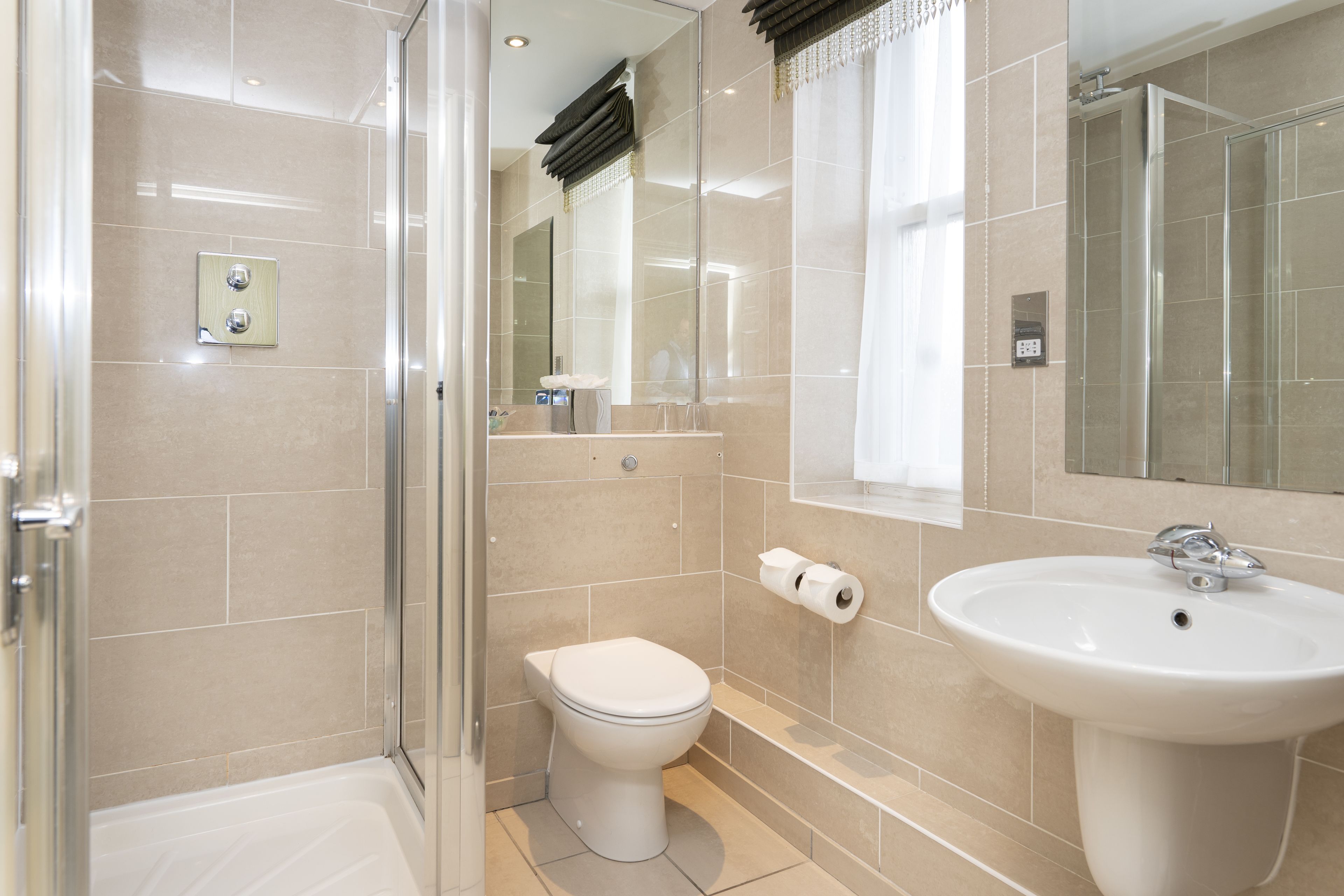suite | bathroom | combined shower/bathtub, free toiletries, hair dryer, towels