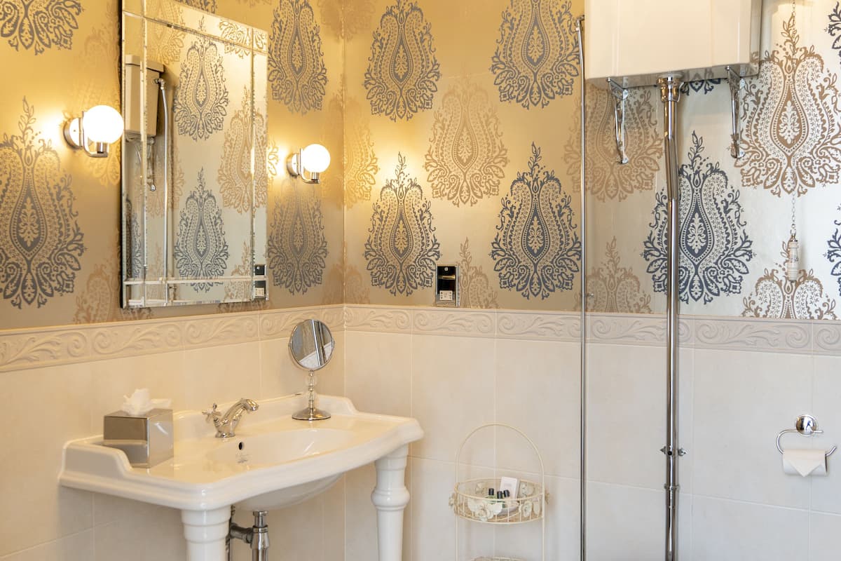 superior feature room | bathroom | combined shower/bathtub, free toiletries, hair dryer, towels