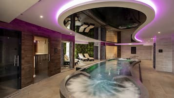 Indoor spa tub
