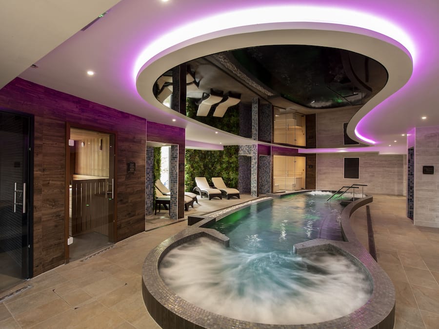 Indoor spa tub