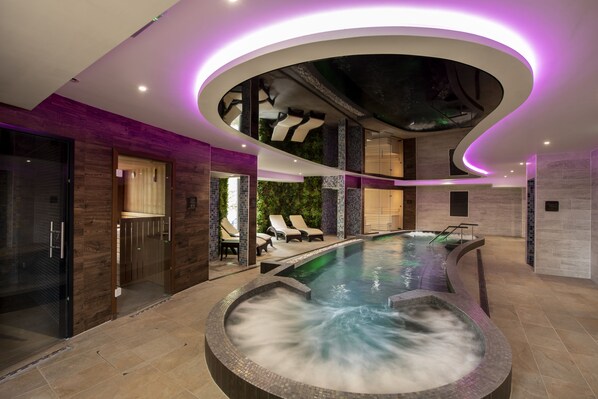 Indoor spa tub
