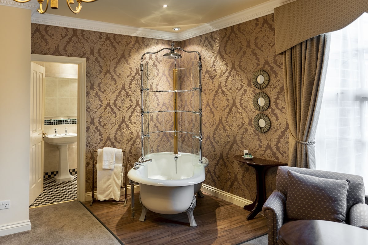 superior feature room | bathroom | combined shower/bathtub, free toiletries, hair dryer, towels