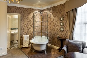 Superior Feature Room | Bathroom | Combined shower/bathtub, free toiletries, hair dryer, towels