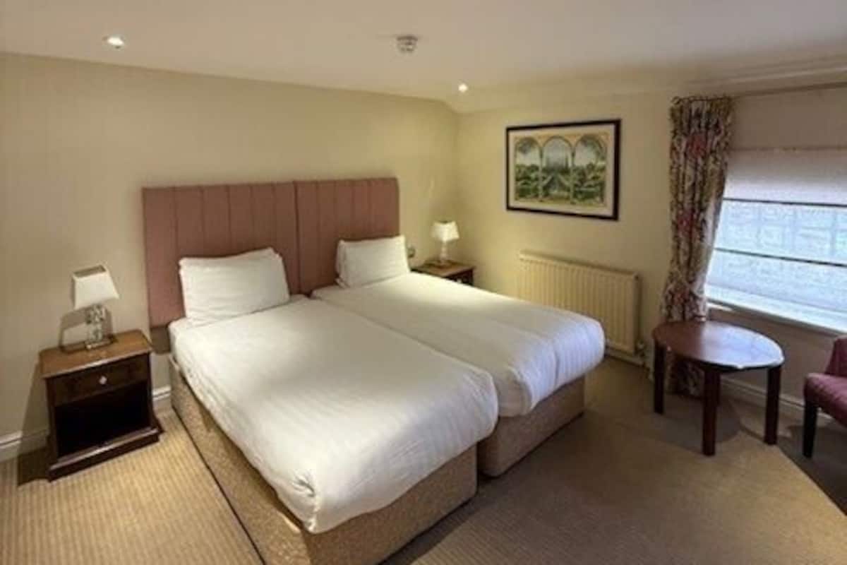 Classic Room, 2 Single Beds, Non Smoking | Individually decorated, desk, iron/ironing board, cots/infant beds