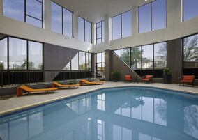 Una piscina techada, sillones reclinables de piscina