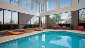Piscina interna, funciona das 7h às 23h, espreguiçadeiras