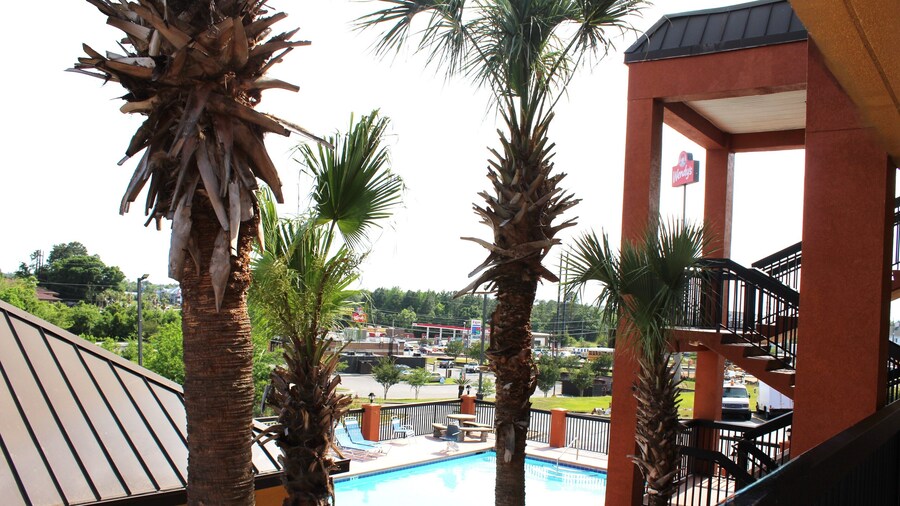 HomeTown Inn & Suites