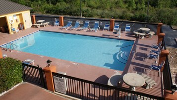 Una piscina al aire libre de temporada